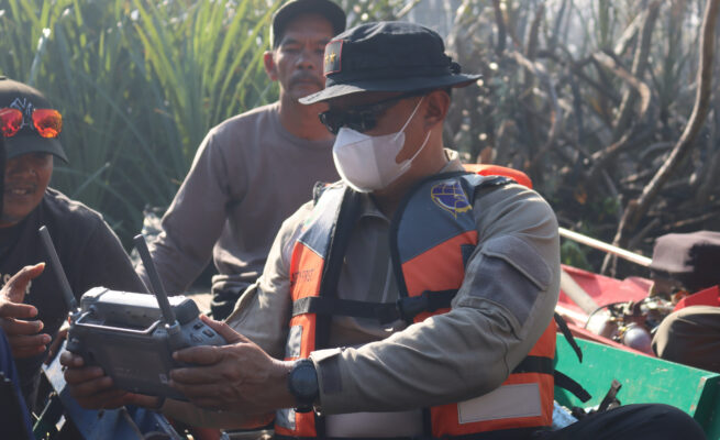 Kapolda Kalteng Turun Langsung Padamkan Karhutla di Kawasan Sebangau dan Jalan Mahir Mahar Palangka Raya