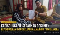 Kadisdukcapil Serahkan Dokumen Kependudukan untuk Keluarga Almarhum Ketua Koordinator Tim Serbu Api Kelurahan Palangka Akhmad Rizani