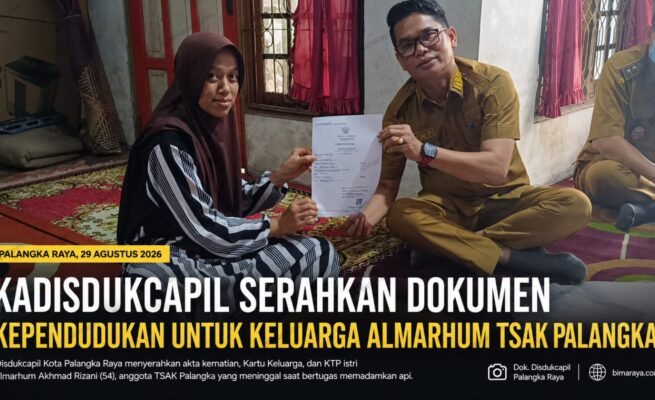 Kadisdukcapil Serahkan Dokumen Kependudukan untuk Keluarga Almarhum Ketua Koordinator Tim Serbu Api Kelurahan Palangka Akhmad Rizani