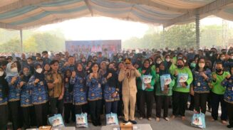 Gubernur Agustiar Sabran Bagikan 4.000 Paket Sembako ke PNS Golongan I-II, PPPK dan Outsourcing Pemprov Kalteng Terdampak Karhutla