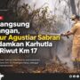 Turun Langsung ke Lapangan, Gubernur Agustiar Sabran Ikut Padamkan Karhutla di Tjilik Riwut Km 17
