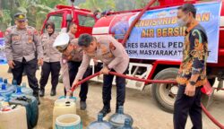 Kemarau Panjang, Polres Barsel Salurkan Air Bersih di Danau Ganting
