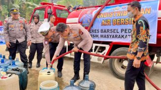 Kemarau Panjang, Polres Barsel Salurkan Air Bersih di Danau Ganting