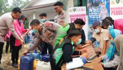 Polres Barsel Distribusikan 20 Ribu Liter Air Bersih Dan Periksa Kesehatan Untuk Warga