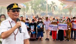 Di Tengah Kabut Asap, Gubernur Kalteng Salurkan 500 Paket Pangan dan BLT KHBS di Pahandut Seberang
