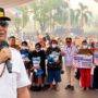 Di Tengah Kabut Asap, Gubernur Kalteng Salurkan 500 Paket Pangan dan BLT KHBS di Pahandut Seberang
