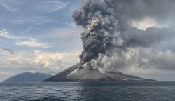Erupsi Gunung Anak Krakatau mengeluarkan abu vulkanik di Selat Sunda