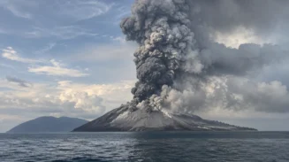 Erupsi Gunung Anak Krakatau mengeluarkan abu vulkanik di Selat Sunda