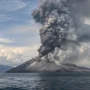 Erupsi Gunung Anak Krakatau mengeluarkan abu vulkanik di Selat Sunda