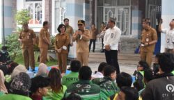 Gubernur Kalteng Salurkan Bantuan untuk Ojol Terdampak Kabut Asap Karhutla