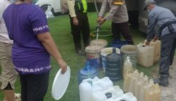 Bantu Warga Hadapi Kemarau dan Karhutla, Polres Barsel Salurkan 20.000 Liter Air Bersih di Desa Sarimbuah
