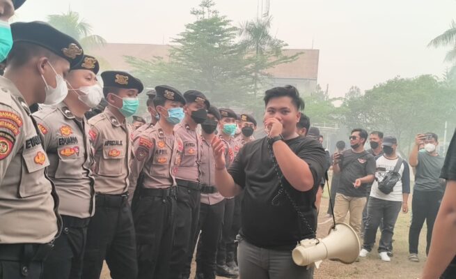 Bawa Telur Busuk ke Kantor PLN, Massa GPG Protes Pemadaman Listrik Yang Masih Terjadi di Palangka Raya