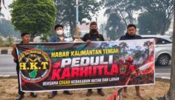 Peduli Dampak Karhutla, Relawan HKT dan PDB Kalteng Bagikan 500 Masker di Palangka Raya