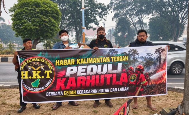 Peduli Dampak Karhutla, Relawan HKT dan PDB Kalteng Bagikan 500 Masker di Palangka Raya