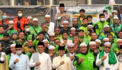 Wali Kota Palangka Raya Fairid Naparin bersama Wakil Wali Kota Achmad Zaini dan Para Pengemudi Ojol Gelar Salat Istisqa di Masjid Kecubung Memohon Hujan Turun Redakan Karhutla
