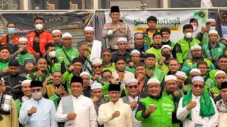 Wali Kota Palangka Raya Fairid Naparin bersama Wakil Wali Kota Achmad Zaini dan Para Pengemudi Ojol Gelar Salat Istisqa di Masjid Kecubung Memohon Hujan Turun Redakan Karhutla