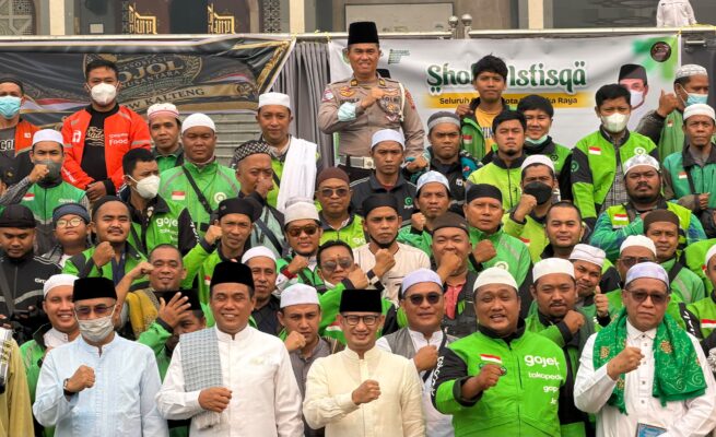 Wali Kota Palangka Raya Fairid Naparin bersama Wakil Wali Kota Achmad Zaini dan Para Pengemudi Ojol Gelar Salat Istisqa di Masjid Kecubung Memohon Hujan Turun Redakan Karhutla