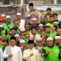 Wali Kota Palangka Raya Fairid Naparin bersama Wakil Wali Kota Achmad Zaini dan Para Pengemudi Ojol Gelar Salat Istisqa di Masjid Kecubung Memohon Hujan Turun Redakan Karhutla