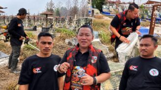 Peringati Hari Sumpah Pemuda dan HUT PP ke-67, MPC Pemuda Pancasila Palangka Raya Gelar Aksi Sosial di TPU