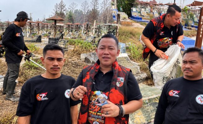 Peringati Hari Sumpah Pemuda dan HUT PP ke-67, MPC Pemuda Pancasila Palangka Raya Gelar Aksi Sosial di TPU