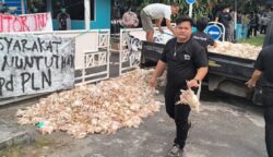 Gerakan Palangka Raya Gelap Jilid VII Bawa Ribuan Bangkai Ayam ke Kantor PLN UP3, Tuntut Pemadaman Bergilir Dihentikan