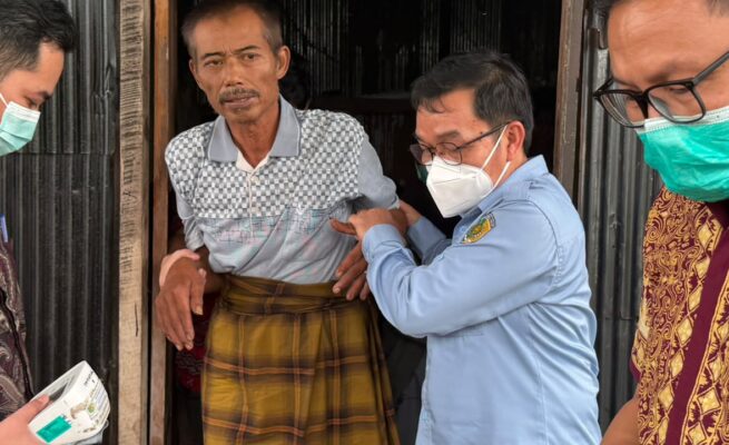 Sigap Tanggapi Laporan, Pemko Palangka Raya Evakuasi Pasien Sesak dan Kaki Bengkak di Tengah Kabut Asap